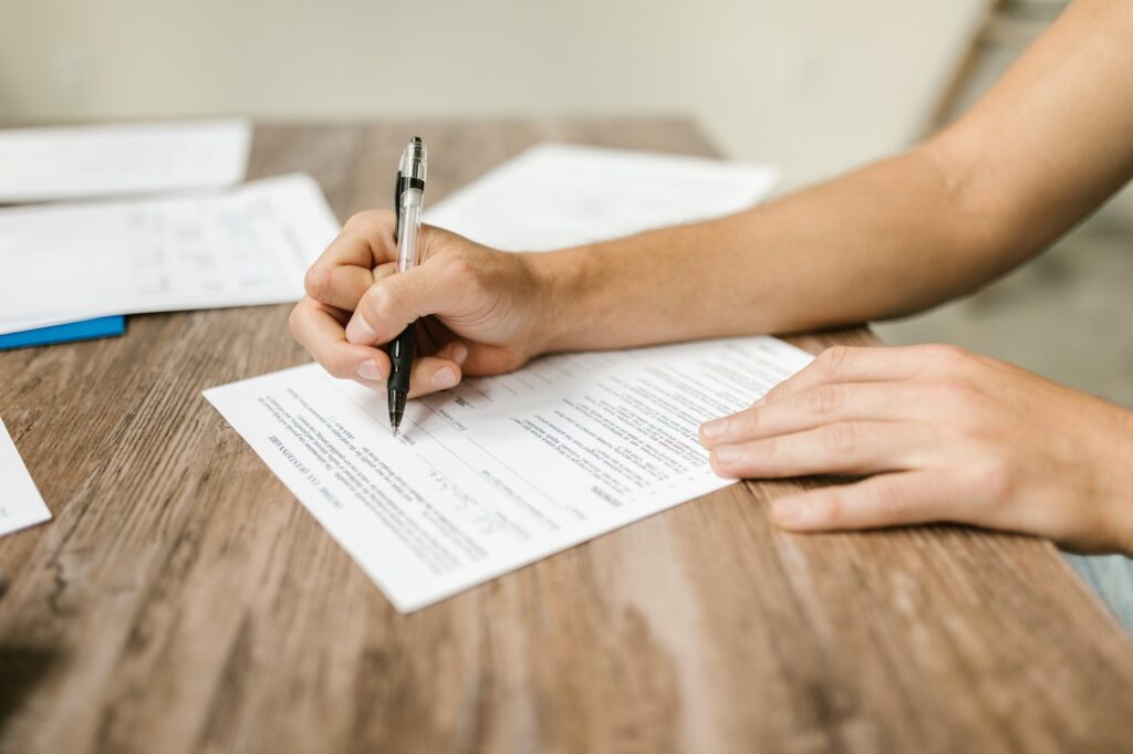 woman filling out a piece of paper